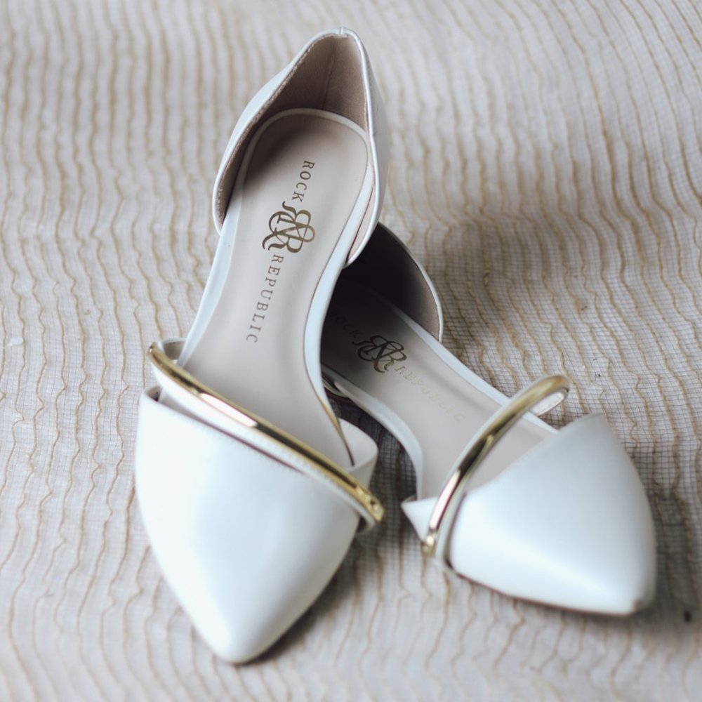 ROCK & REPUBLIC Flat white sandals or flats